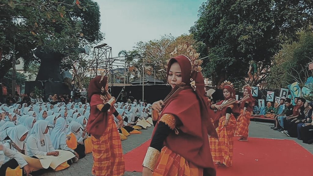 “Aku Penari Legong Dari Desa” Oleh : Reniati Nur